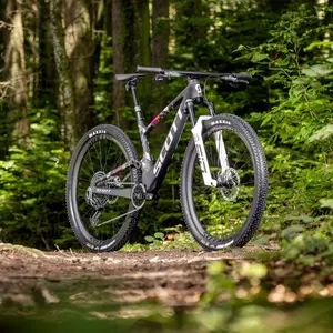 Descubra a Bicicleta SCOTT Spark RC World Cup EVO com Suspensão RockShox SID Ultimate e Flight Assistant Ultimate personalizado com 120 mm de curso.