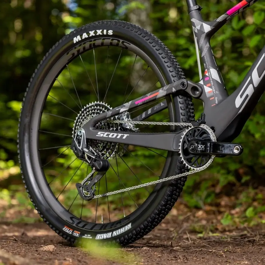 Descubra a Bicicleta SCOTT Spark RC World Cup EVO com Suspensão RockShox SID Ultimate e Flight Assistant Ultimate personalizado com 120 mm de curso.